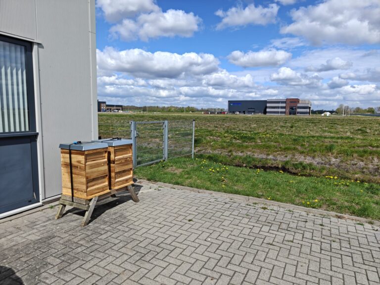 Bijenkasten bij Lucam Climate Solutions